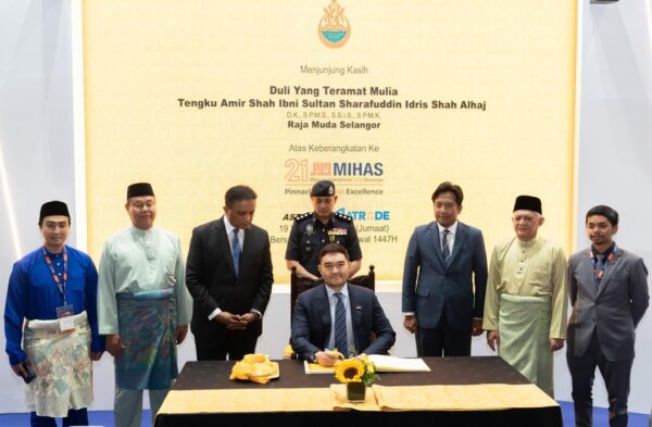 DYTM RAJA MUDA SELANGOR BERKENAN BERANGKAT HADIR KE MAJLIS PERTUKARAN MoU DI ANTARA SELANGOR YOUTH COMMUNITY (SAY) & MATRADE